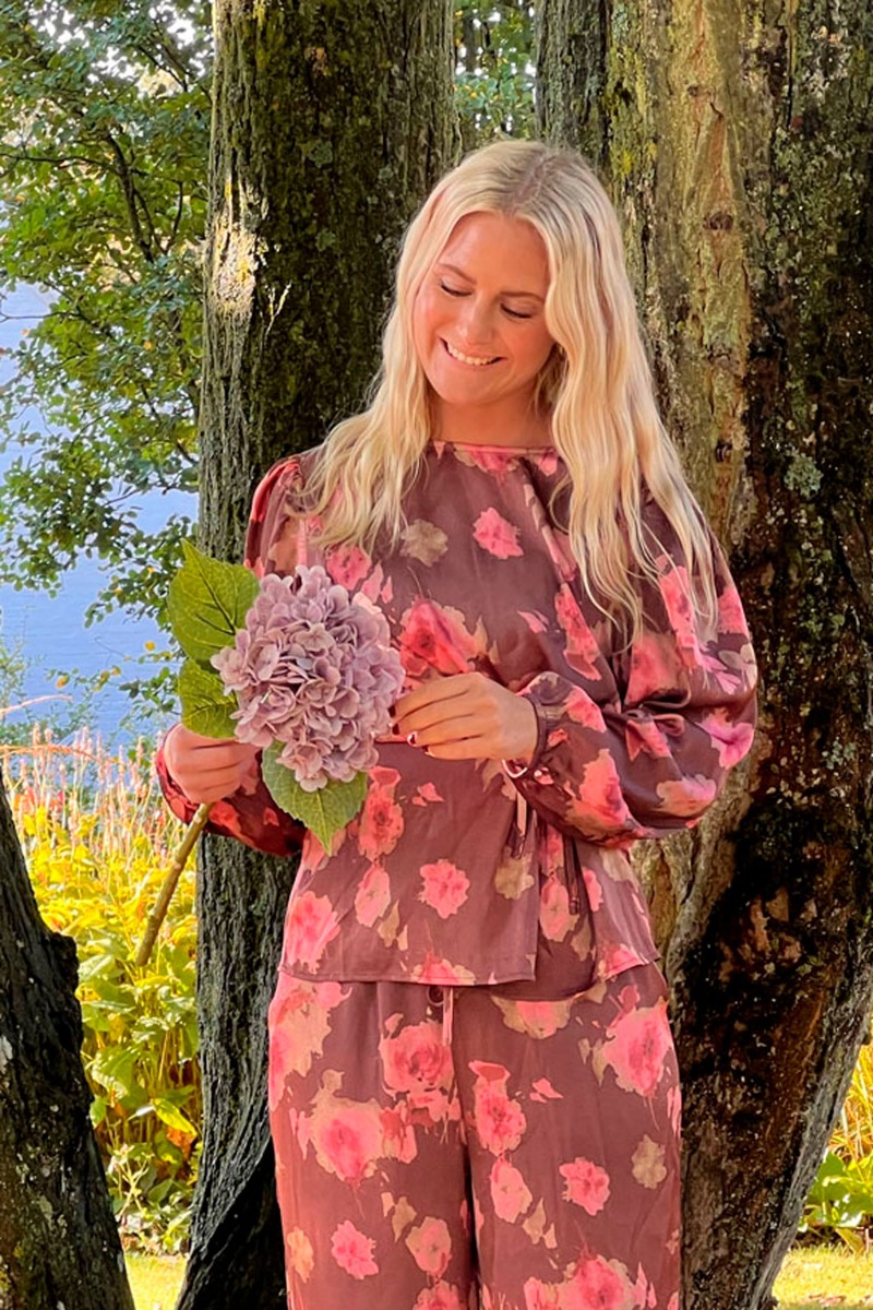 Loved by Lykke - Bluse - Tilde Blouse - Brown Flower