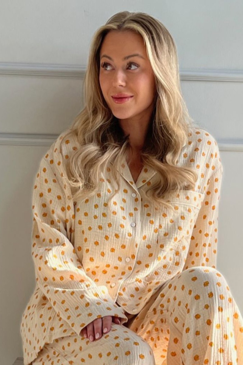 Stories From The Atelier by Copenhagen Shoes - Skjorte - Pajamas Shirt - Beige Yellow Big Flower